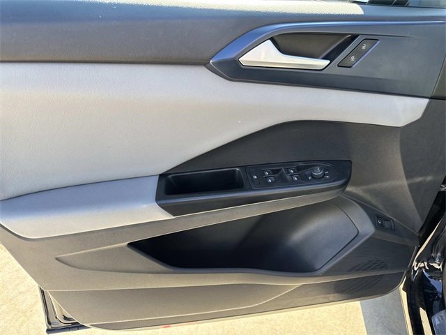 Certified 2023 Volkswagen Taos SE w/ Panoramic Sunroof Package image 12