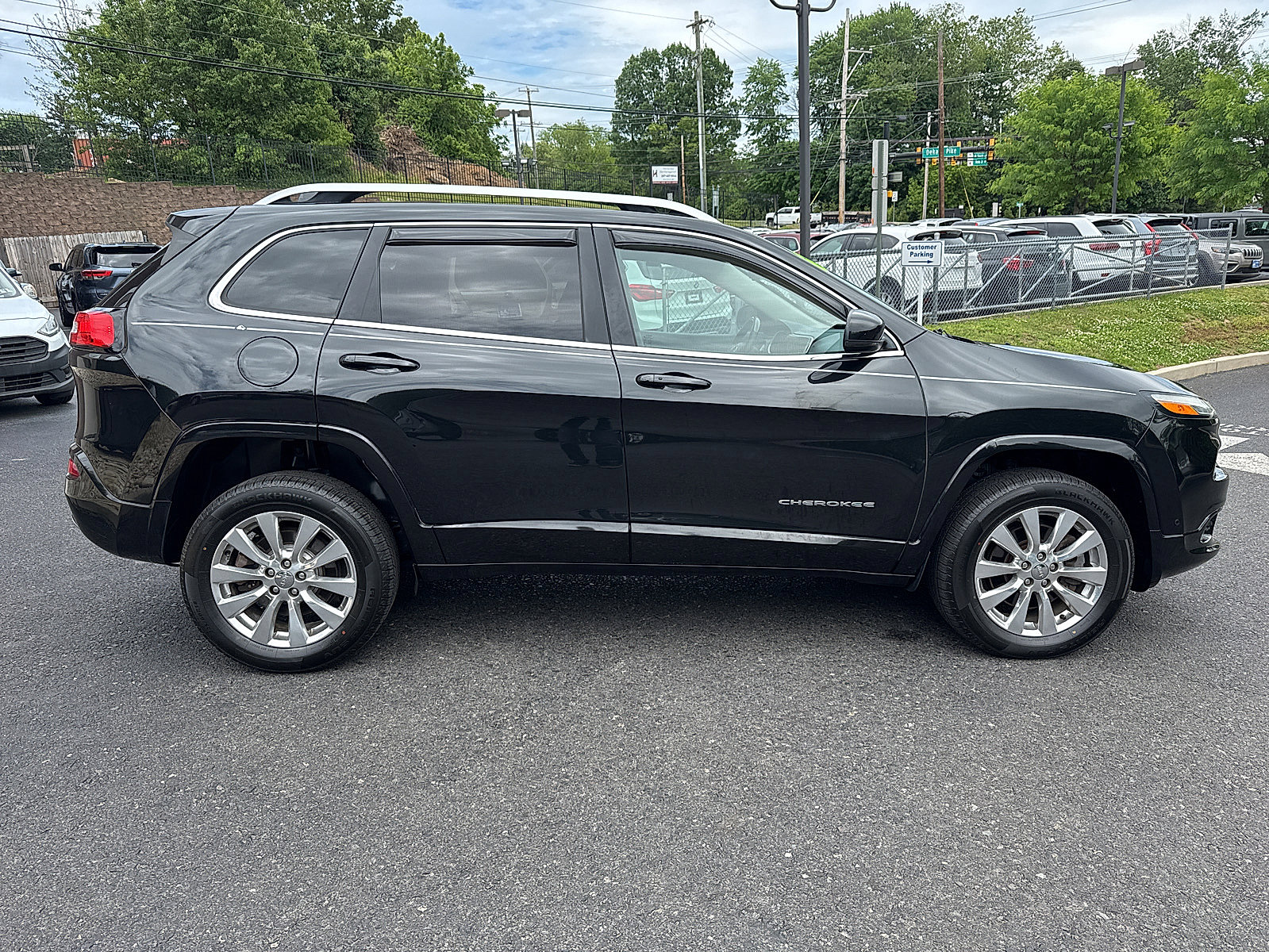 Used 2016 Jeep Cherokee Overland w/ Technology Group AWD/4WD image 2
