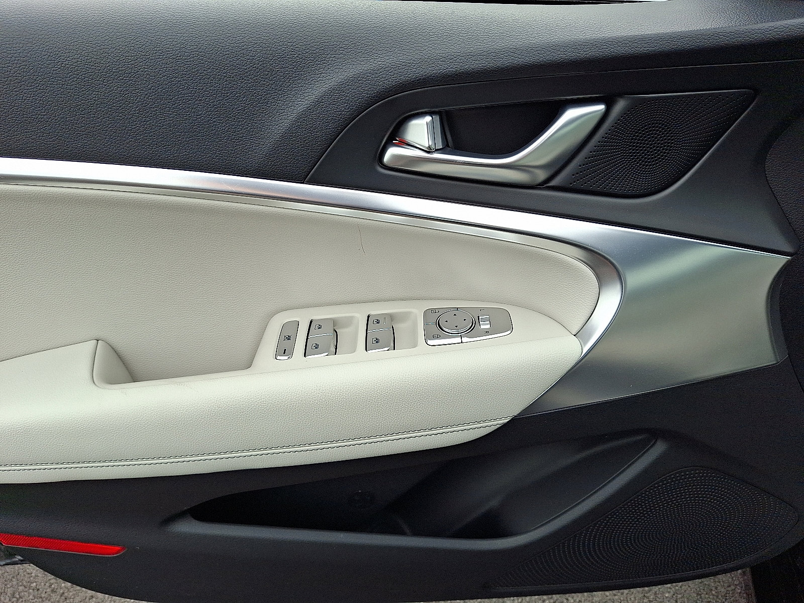 Used 2025 Genesis G70 2.5T image 12