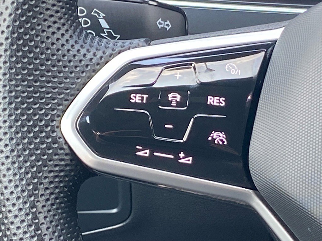 Used 2022 Volkswagen Tiguan SE R-Line image 7