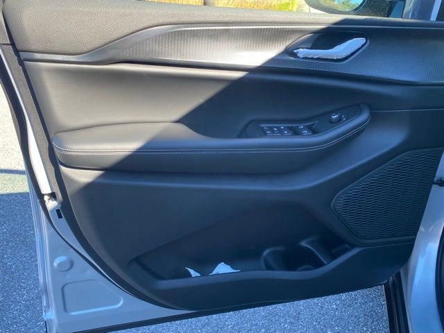 New 2025 Jeep Grand Cherokee Altitude AWD/4WD image 12