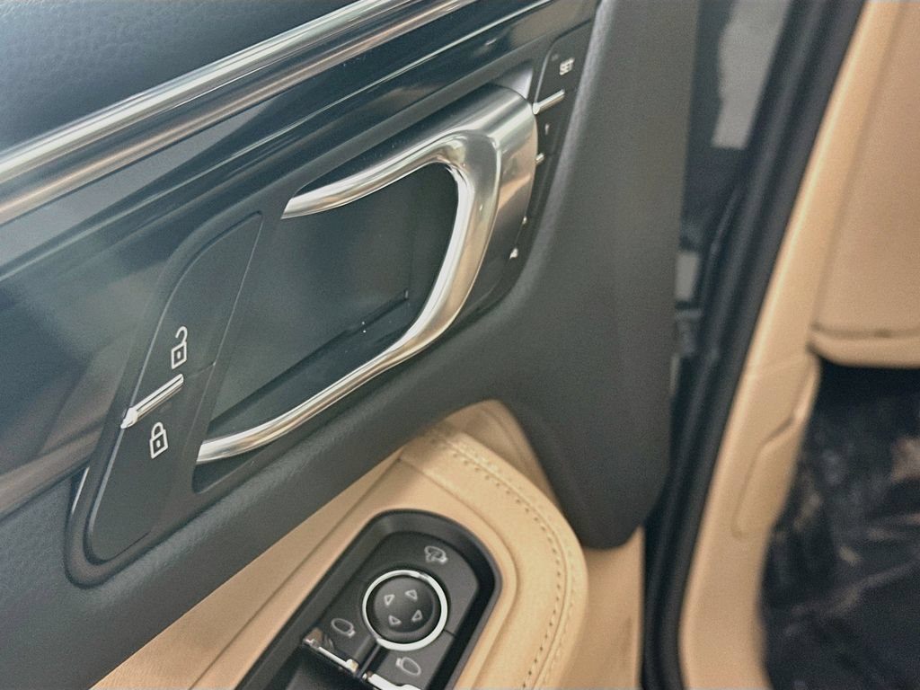 Certified 2026 Porsche Macan AWD/4WD image 20