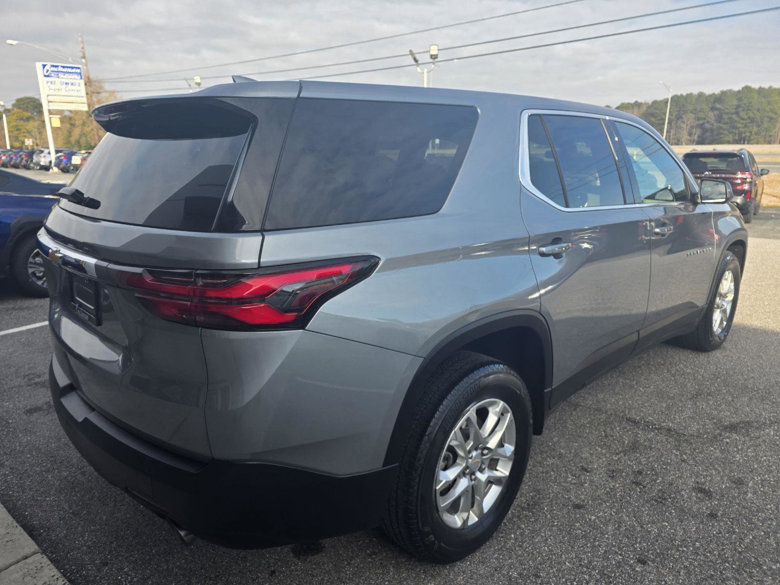 Used 2023 Chevrolet Traverse LS image 5