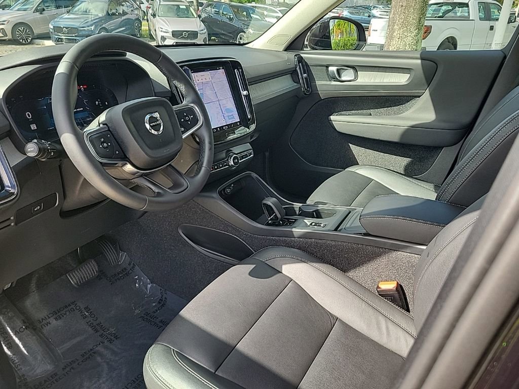 Used 2025 Volvo XC40 B5 Core image 13