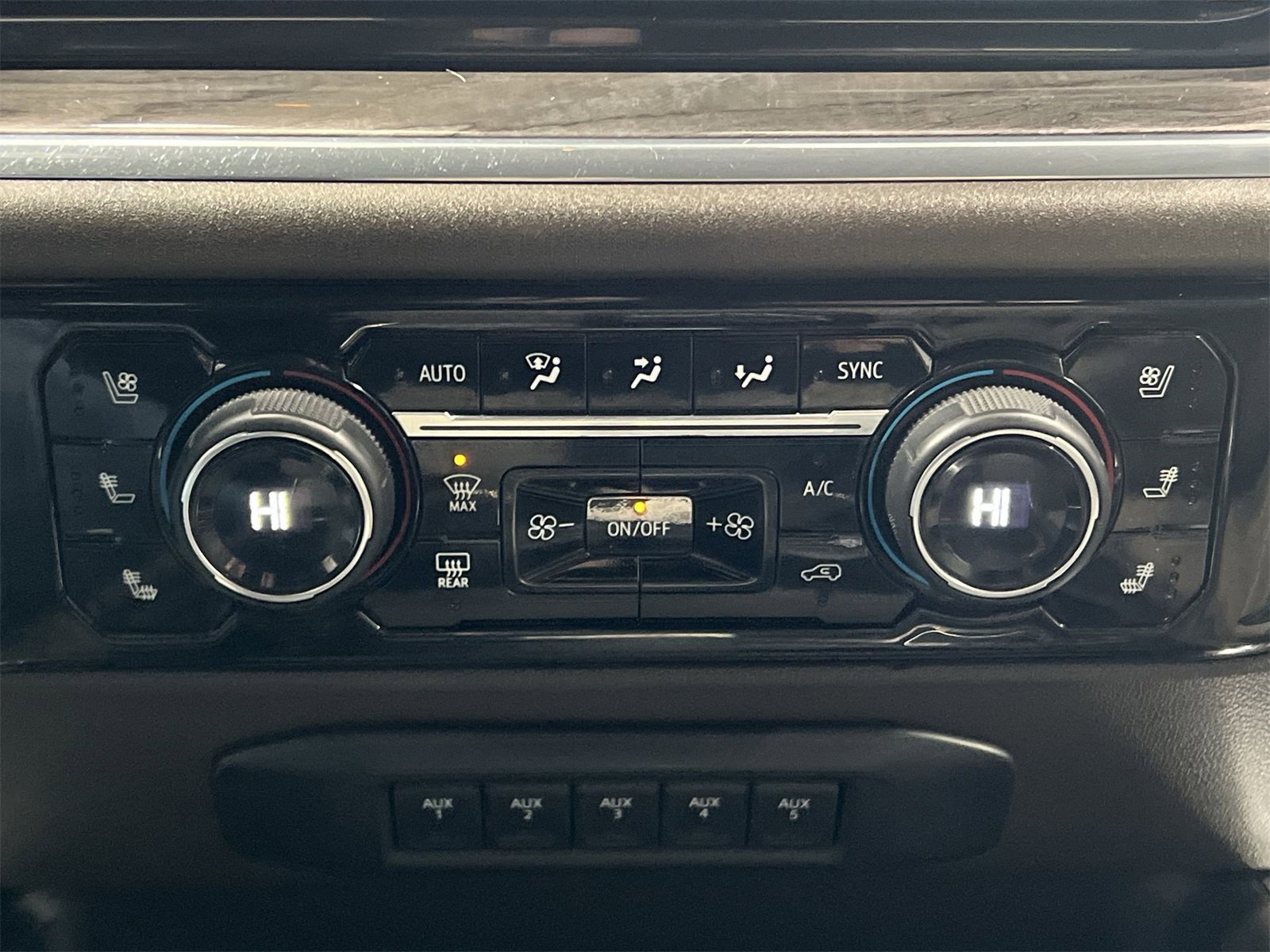 Used 2024 Chevrolet Silverado 3500 LTZ w/ LTZ Convenience Package image 19