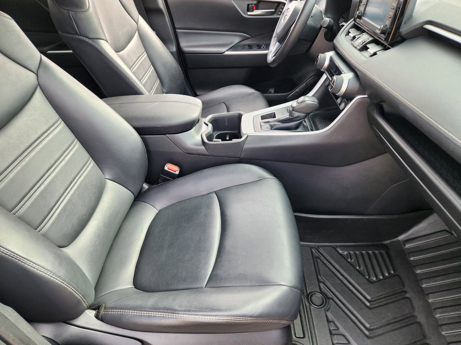 Used 2022 Toyota RAV4 XLE Premium image 18