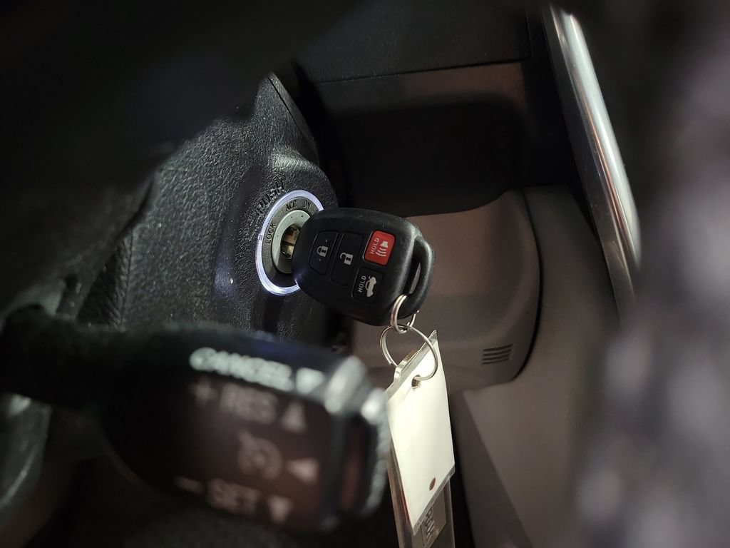 Used 2017 Toyota Camry XLE FWD image 17