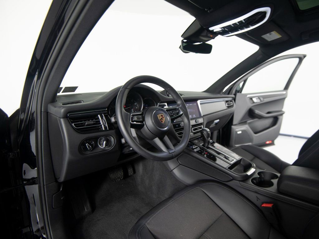 Certified 2025 Porsche Macan image 4
