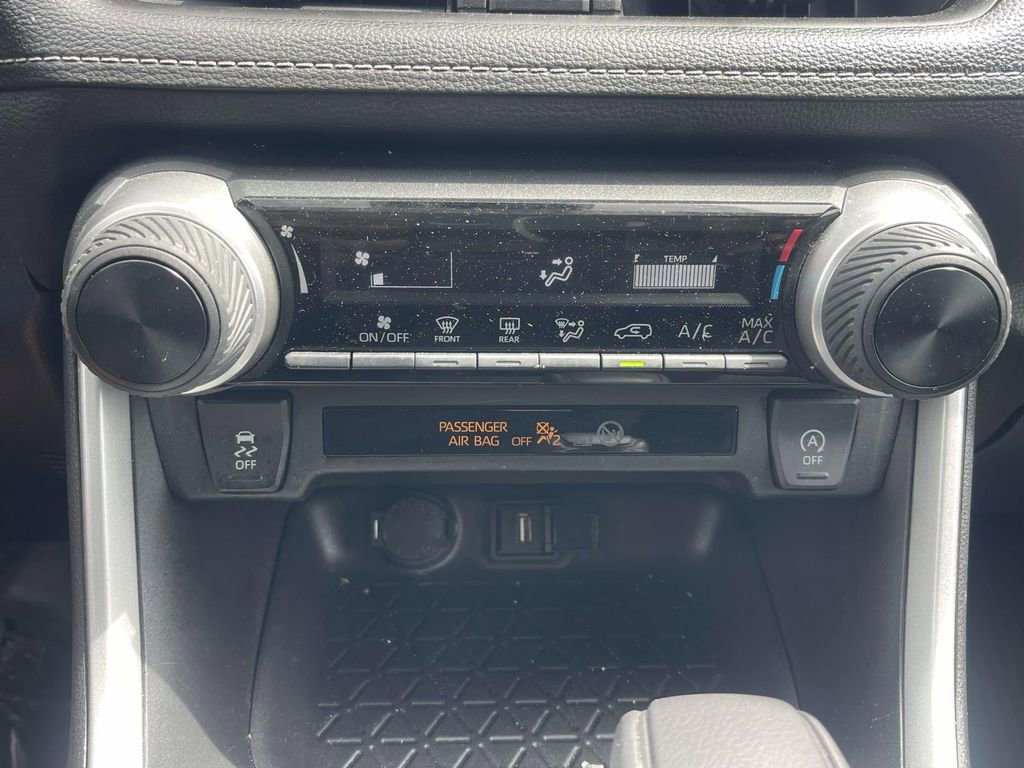 Used 2022 Toyota RAV4 LE image 29