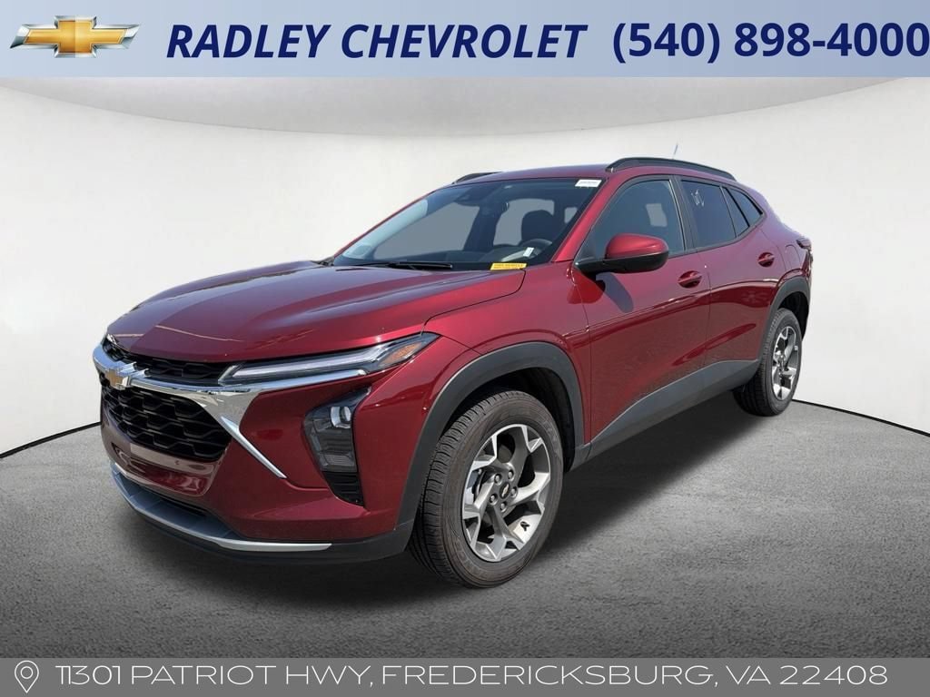 Used 2025 Chevrolet Trax LT FWD image 2