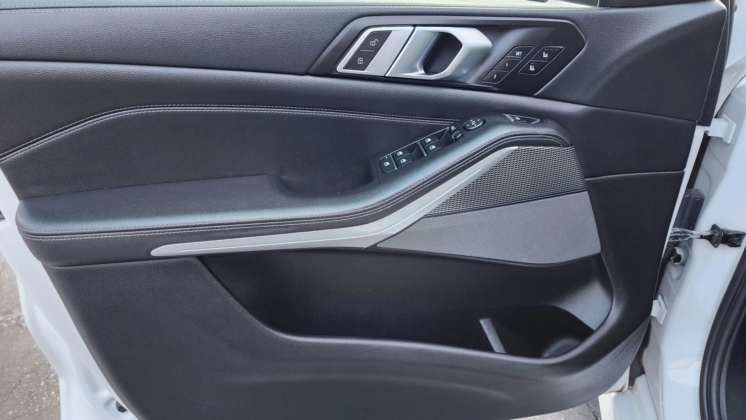 Used 2020 BMW X5 M50i w/ Premium Package image 36