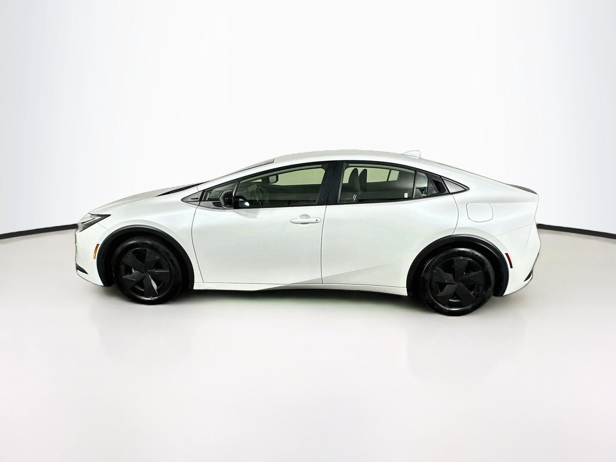 Used 2025 Toyota Prius LE FWD image 4