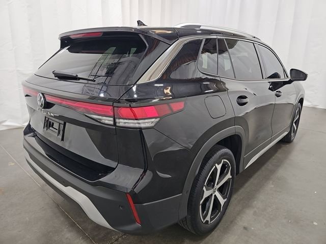 Used 2025 Volkswagen Tiguan SE image 3