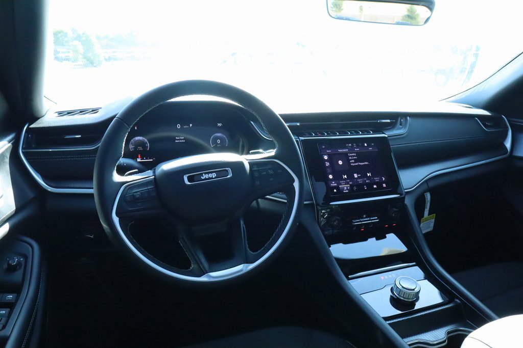 New 2025 Jeep Grand Cherokee Laredo X image 2