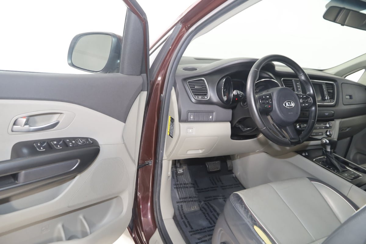 Used 2017 Kia Sedona LX w/ LX Essentials Premium Package FWD image 37