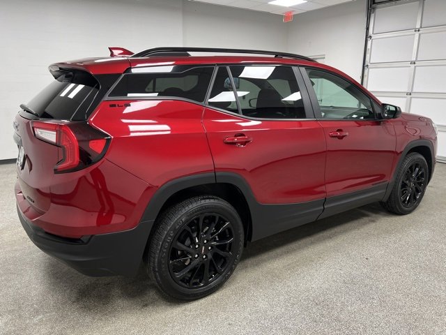 Used 2024 GMC Terrain SLE w/ Driver Convenience Package image 11