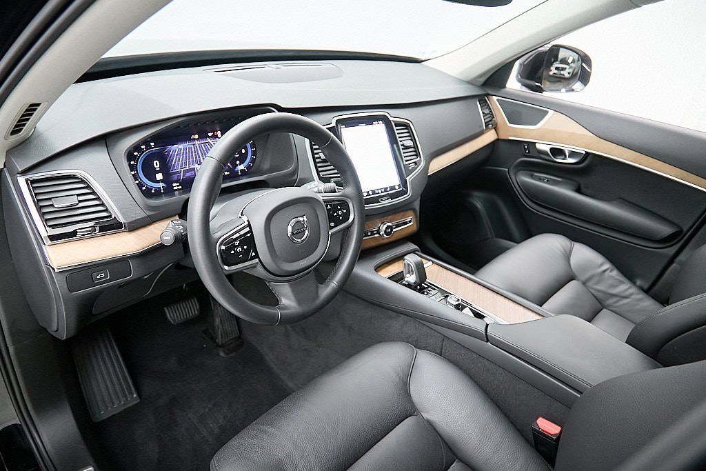 Certified 2024 Volvo XC90 B6 Plus w/ Protection Package image 13