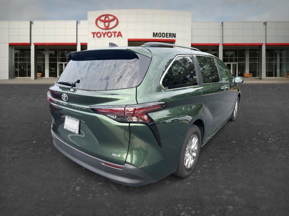 Certified 2026 Toyota Sienna XLE FWD image 4