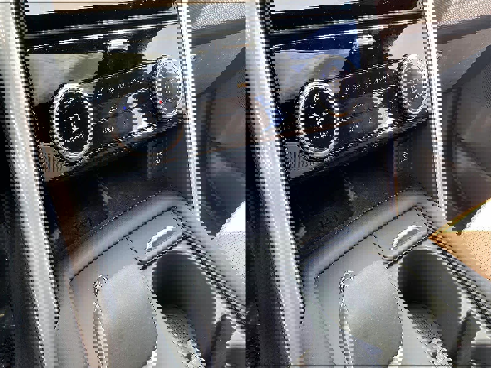 Used 2025 Land Rover Discovery Dynamic SE image 34