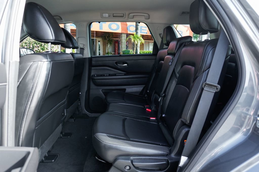 Used 2025 Nissan Pathfinder SL image 34