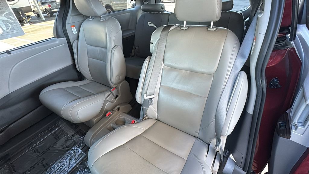 Used 2020 Toyota Sienna XLE w/ XLE Navigation Package FWD image 23