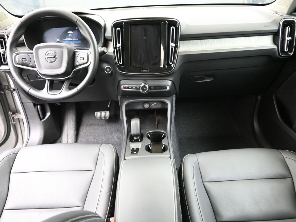 Certified 2025 Volvo XC40 B5 Core image 18