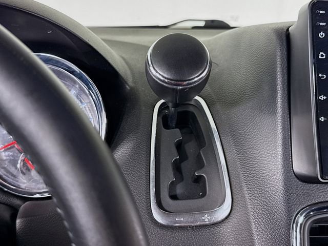 Used 2011 Chrysler Town & Country Touring-L w/ Entertainment Group #2 FWD image 18