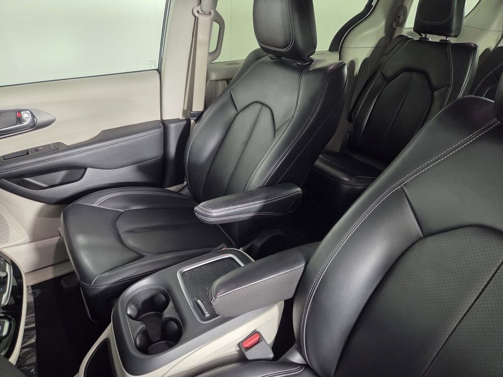 Used 2023 Chrysler Pacifica Touring-L FWD image 21