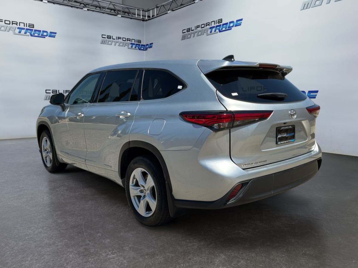 Used 2022 Toyota Highlander LE AWD/4WD image 7