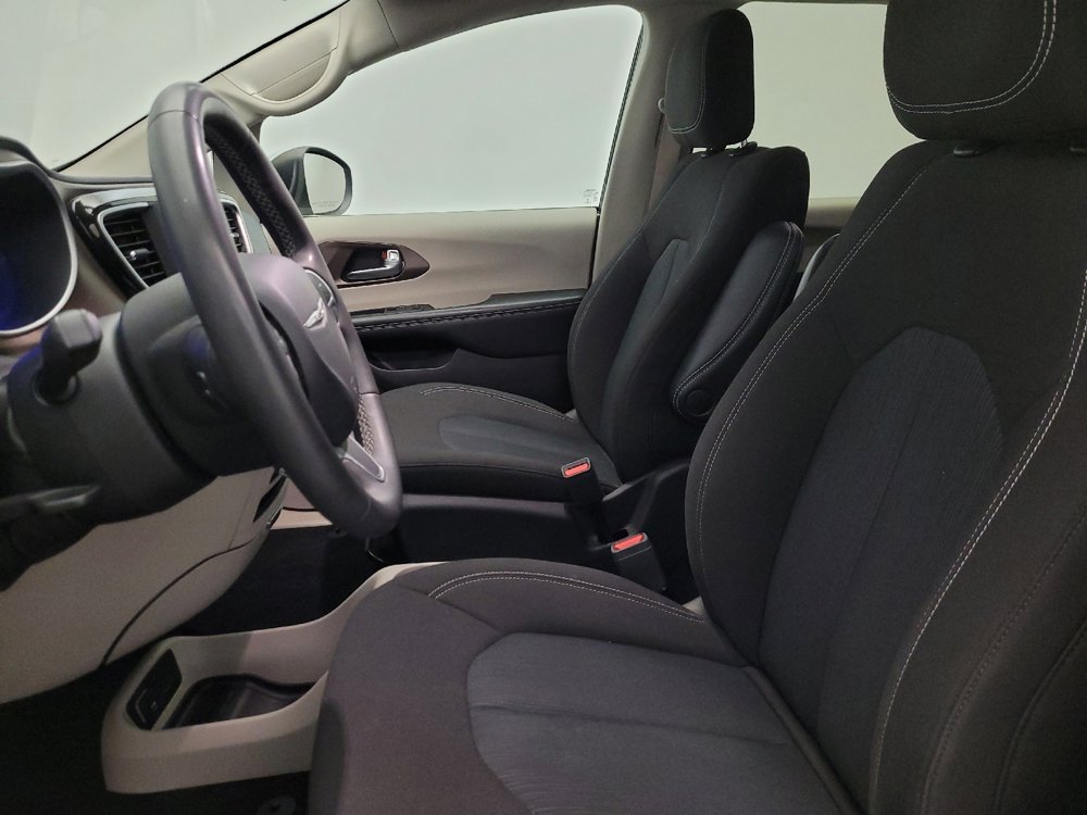 Used 2022 Chrysler Voyager LX image 17