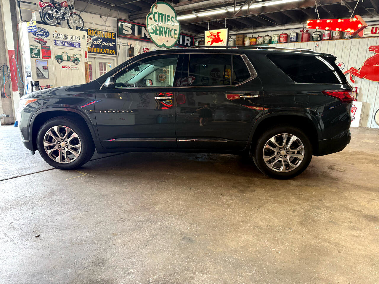 Used 2019 Chevrolet Traverse Premier w/ Driver Confidence II Package image 2