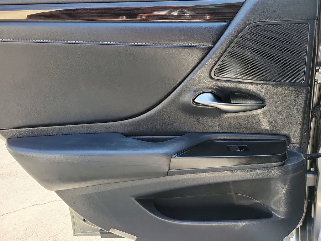 Used 2019 Lexus ES 300h w/ Luxury Package image 20