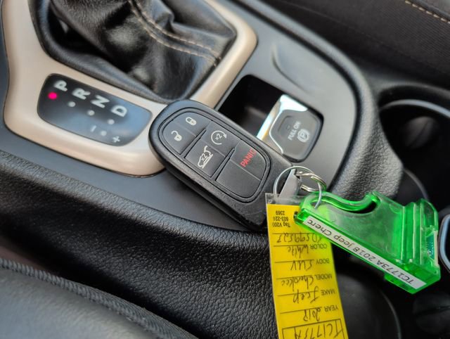 Used 2018 Jeep Cherokee Limited AWD/4WD image 33