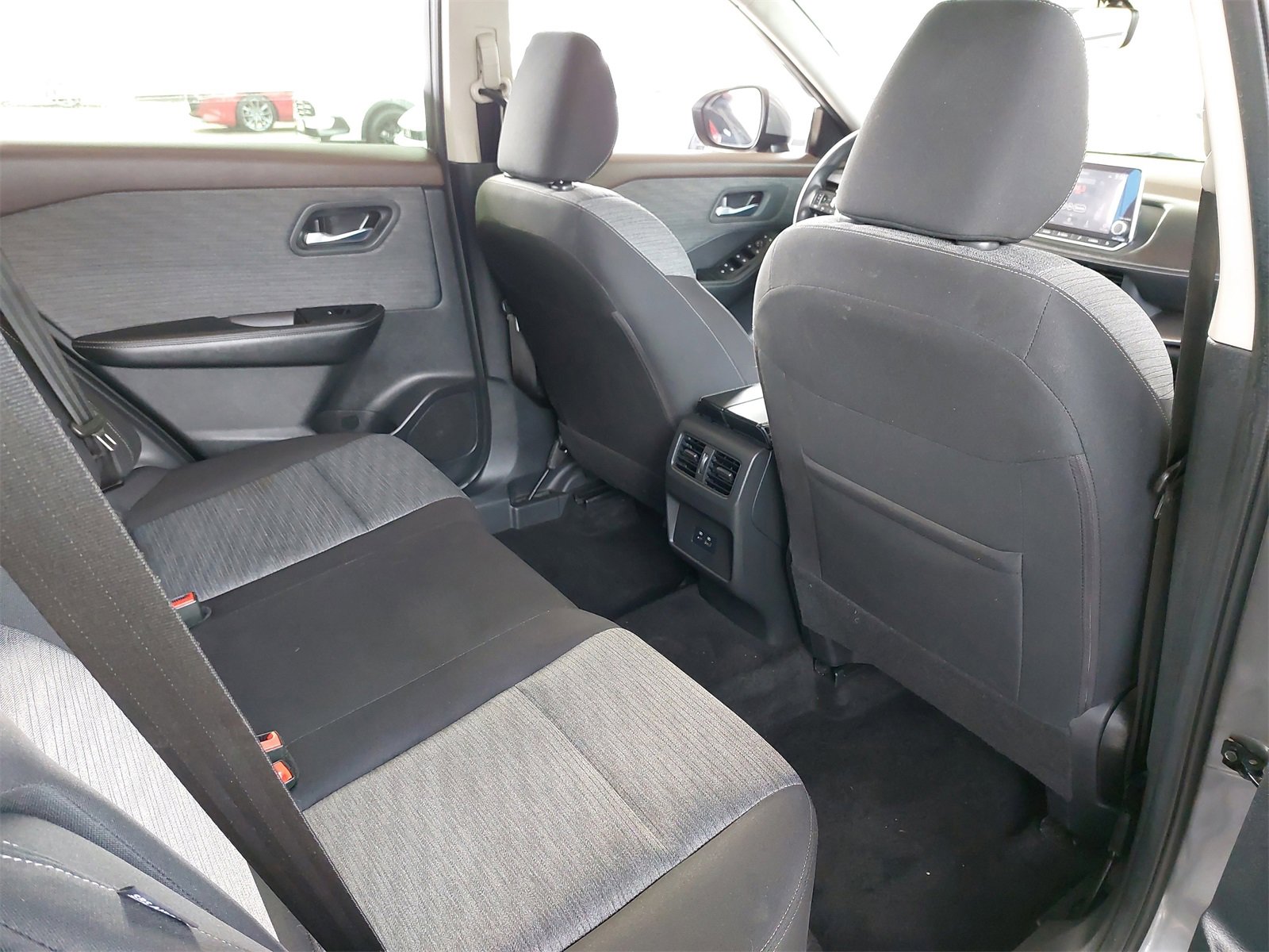 Used 2023 Nissan Rogue SV image 11