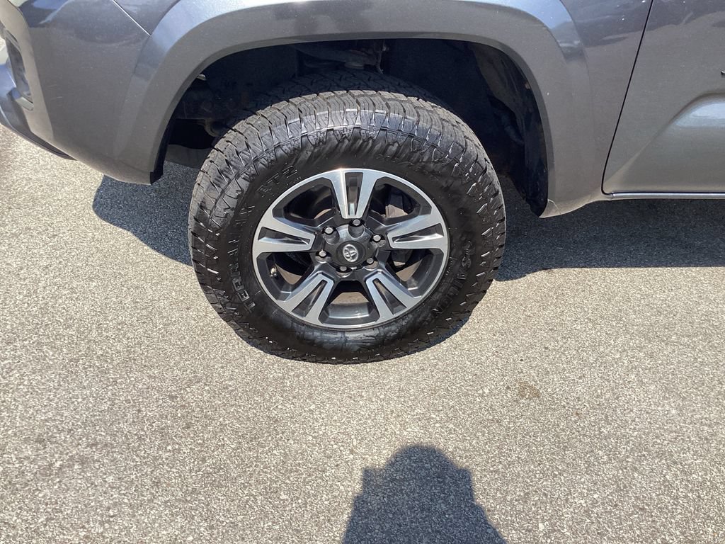 Used 2018 Toyota Tacoma TRD Sport AWD/4WD image 22