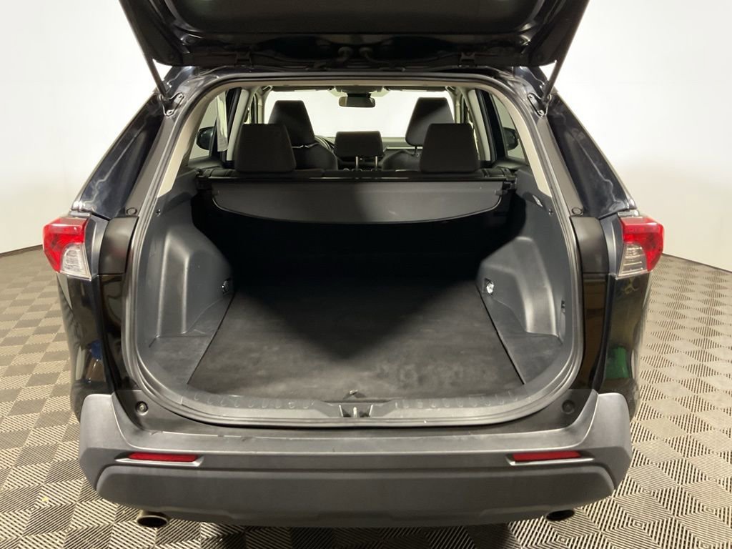 Used 2019 Toyota RAV4 XLE AWD/4WD image 17