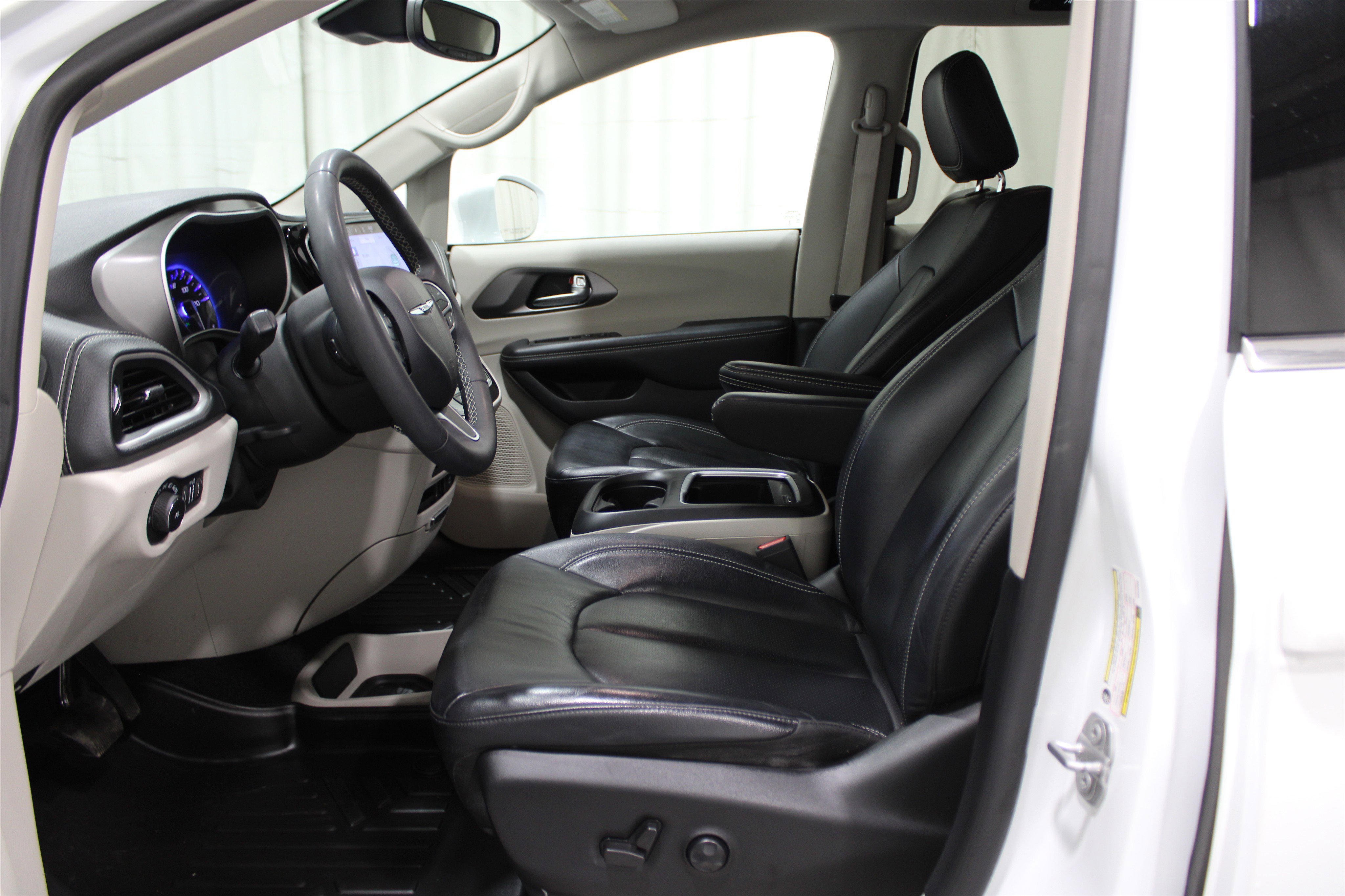 Used 2022 Chrysler Pacifica Touring-L image 3