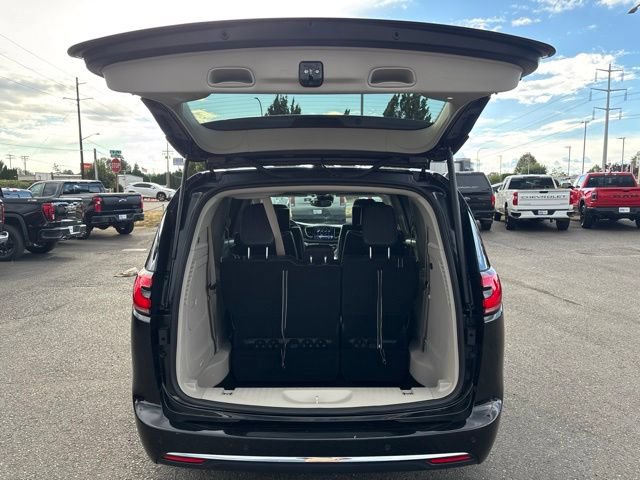 Used 2023 Chrysler Pacifica Limited w/ Uconnect Theater Family Group FWD image 32