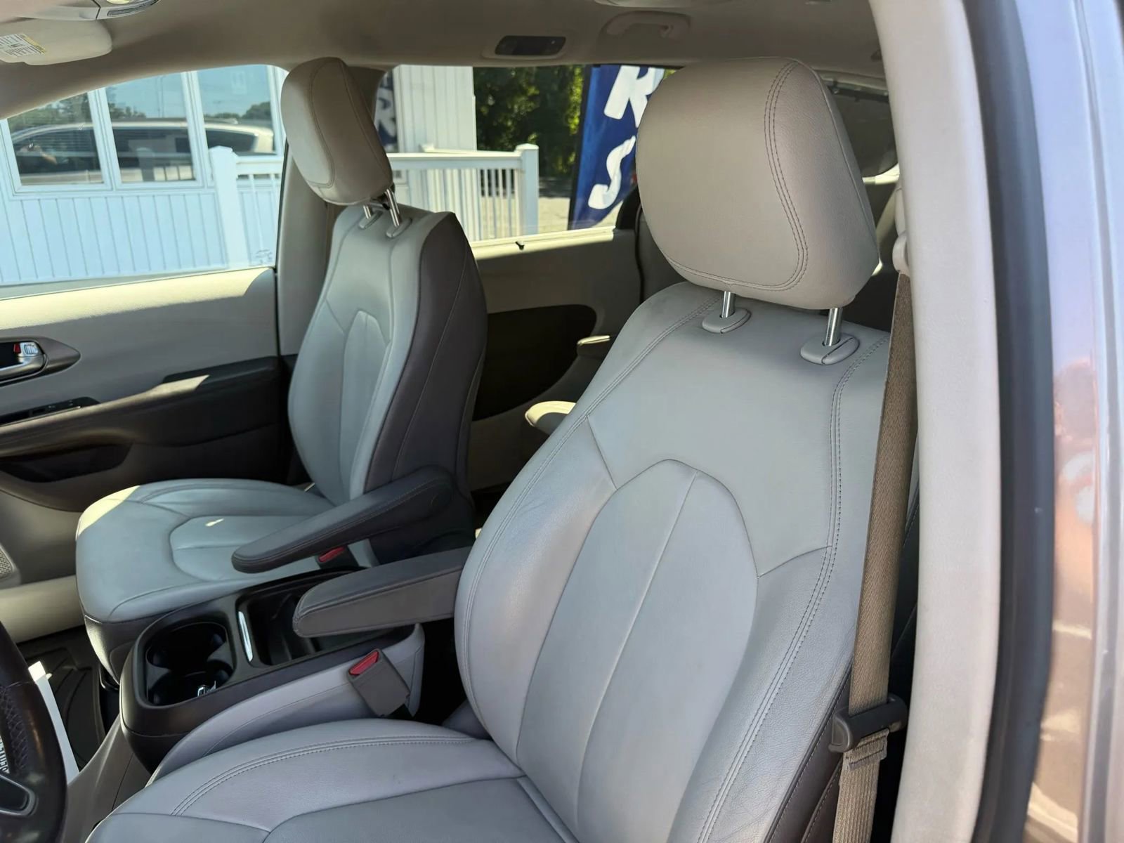 Used 2017 Chrysler Pacifica Touring-L image 15