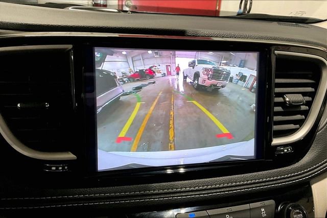 Used 2024 Chrysler Pacifica Limited FWD image 21