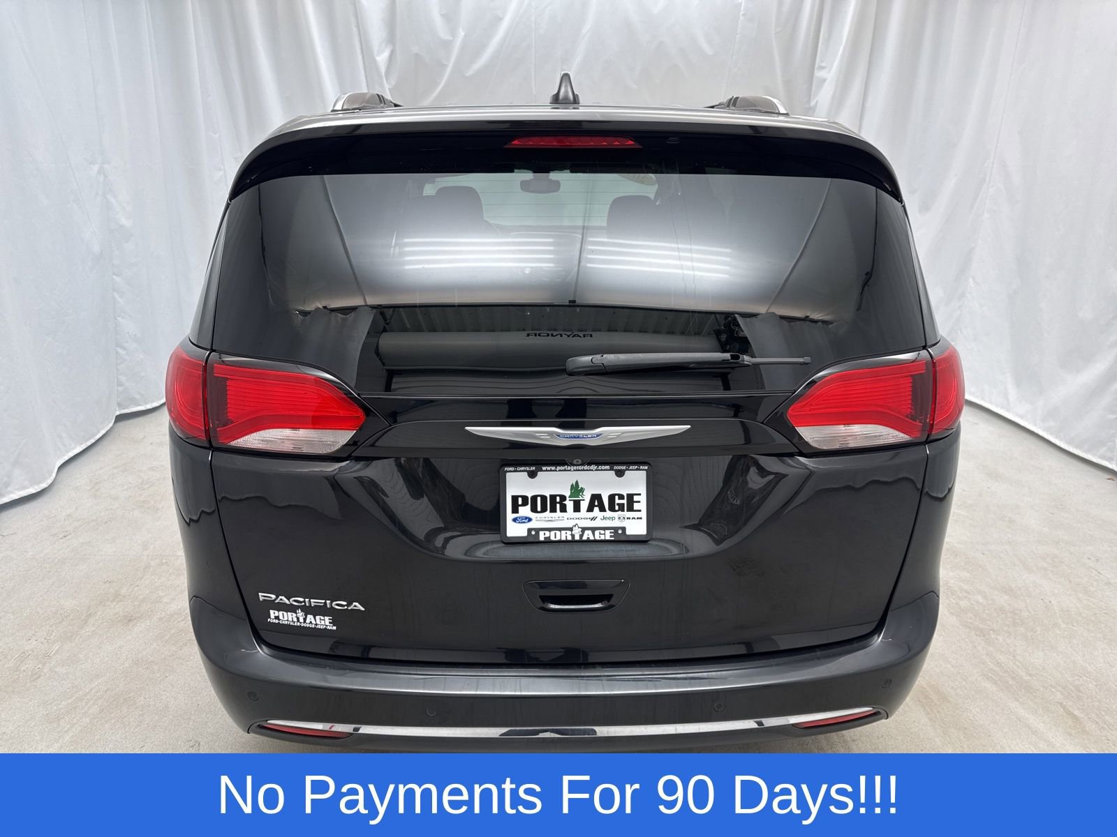 Used 2017 Chrysler Pacifica Touring-L Plus w/ Tire & Wheel Group image 4