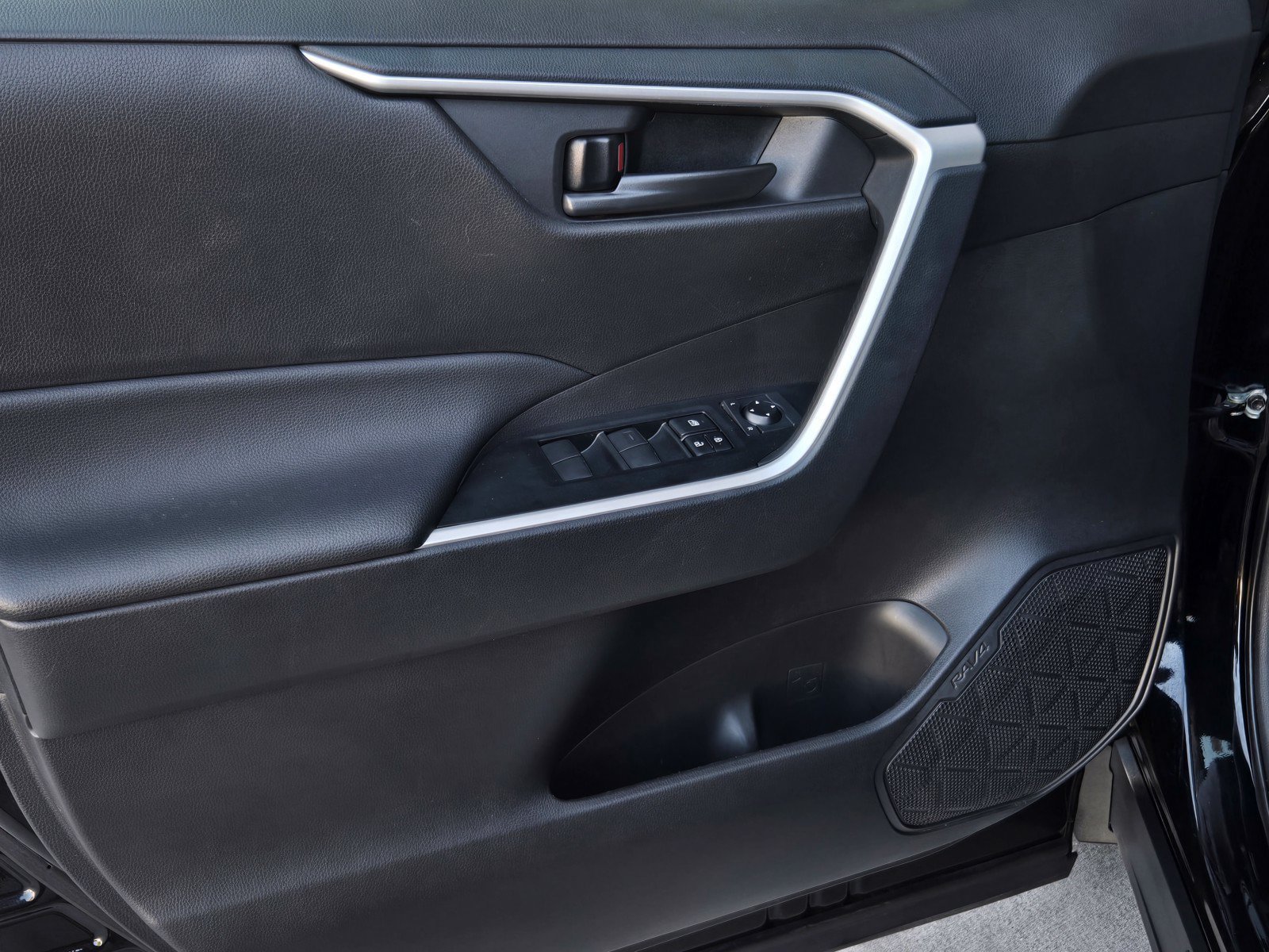 Certified 2025 Toyota RAV4 LE AWD/4WD image 9