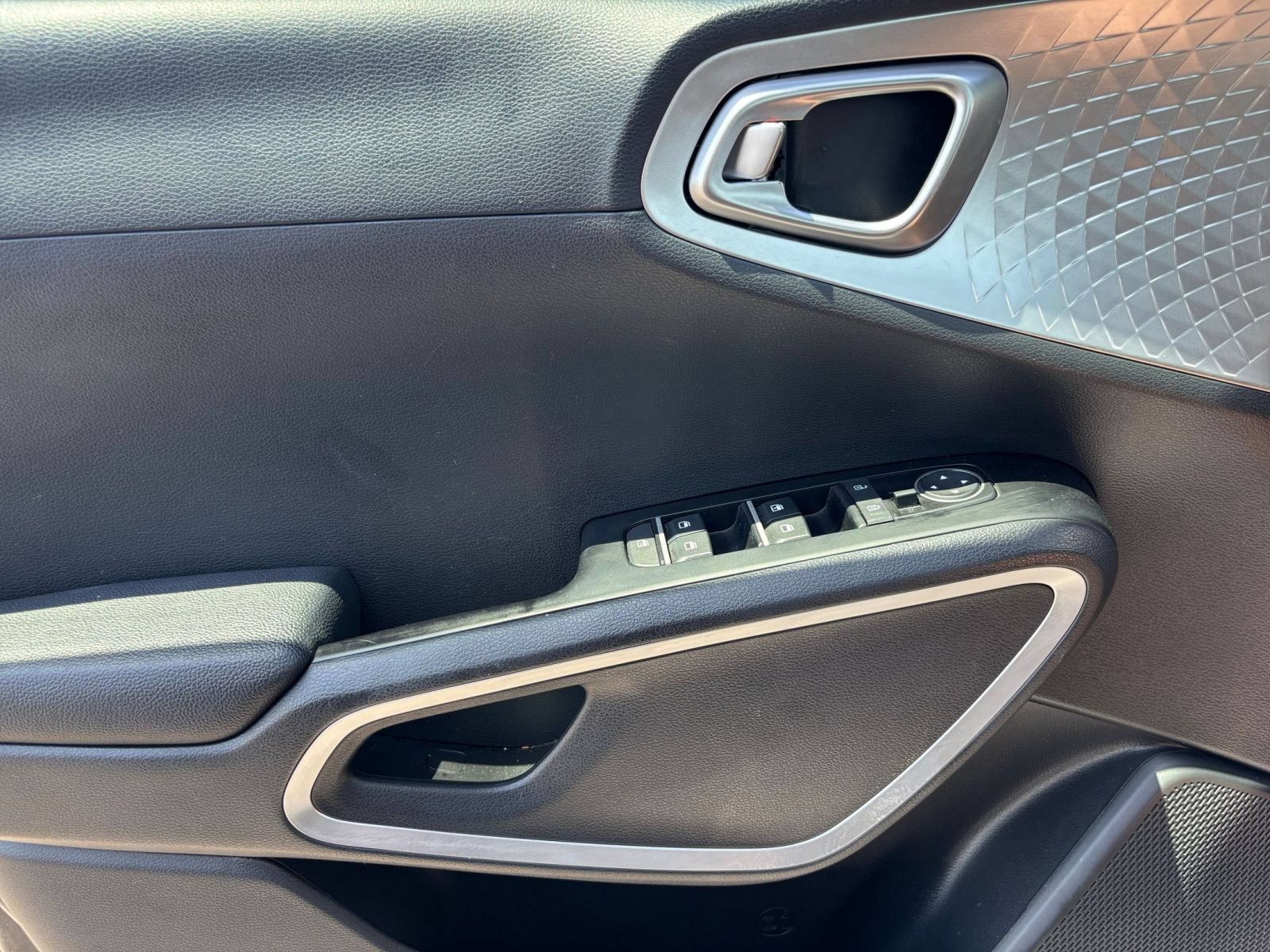 Used 2025 Kia Soul LX w/ LX Technology Package FWD image 15