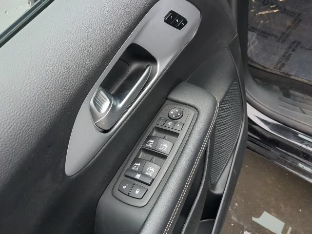 Used 2025 Chrysler Pacifica Limited FWD image 14