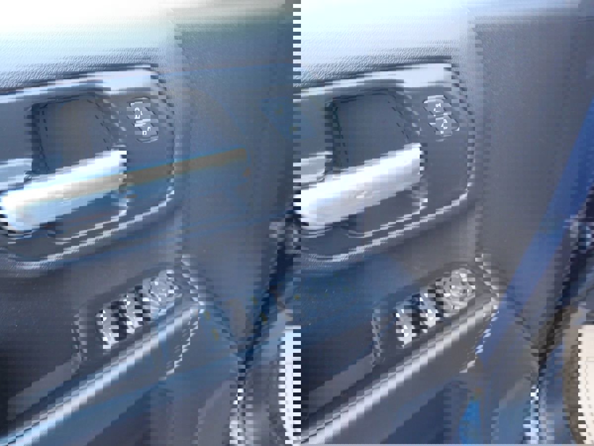 Used 2020 Chevrolet Silverado 1500 Custom w/ Custom Value Package image 15