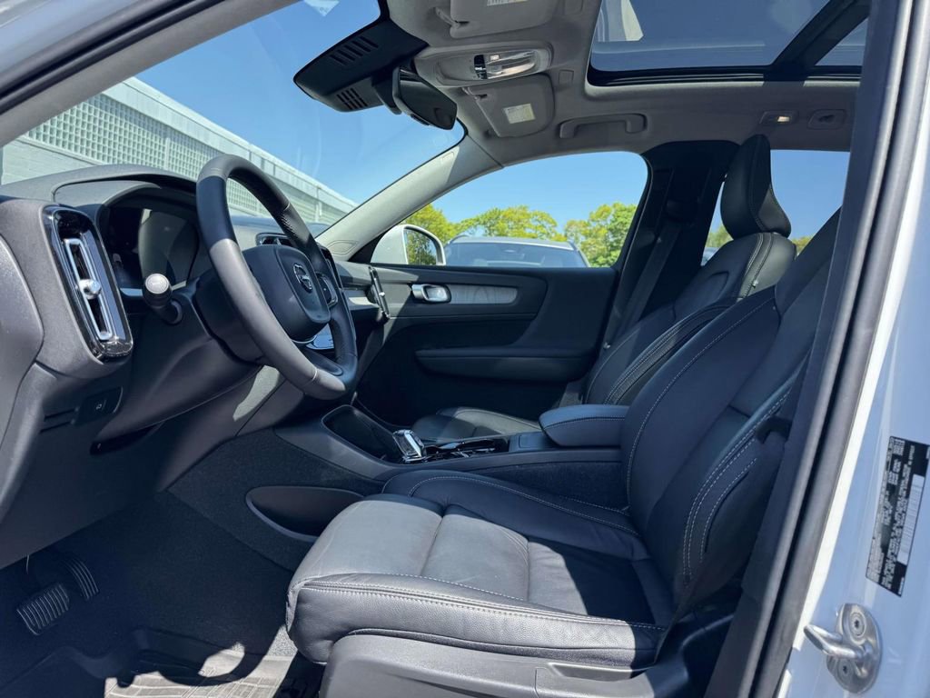 Used 2023 Volvo XC40 B5 Plus w/ Protection Package Premier AWD/4WD image 14
