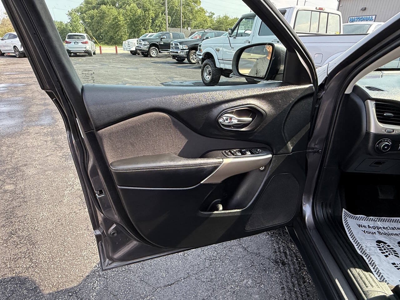 Used 2018 Jeep Cherokee Latitude w/ Altitude Package FWD image 11