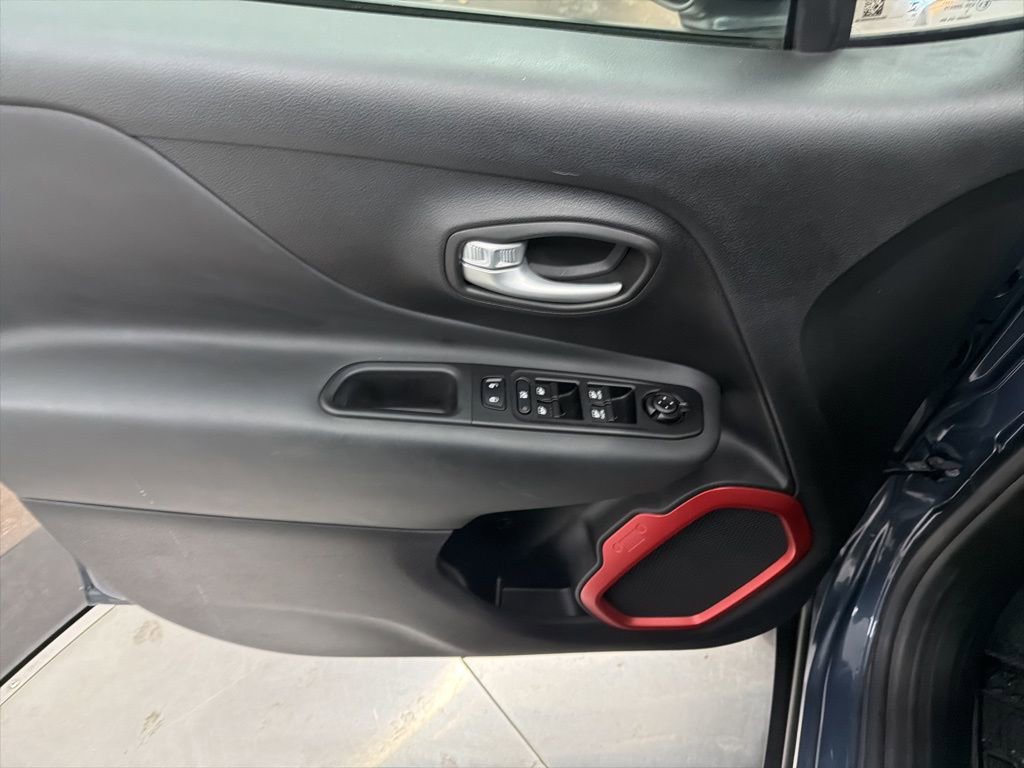 Used 2023 Jeep Renegade Trailhawk w/ Trailhawk Elite Group AWD/4WD image 18