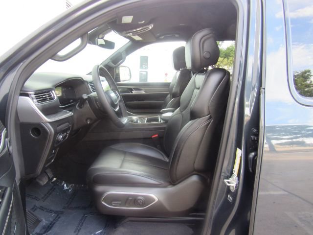 Used 2024 Jeep Wagoneer Series II w/ Flexible Seating Group image 12