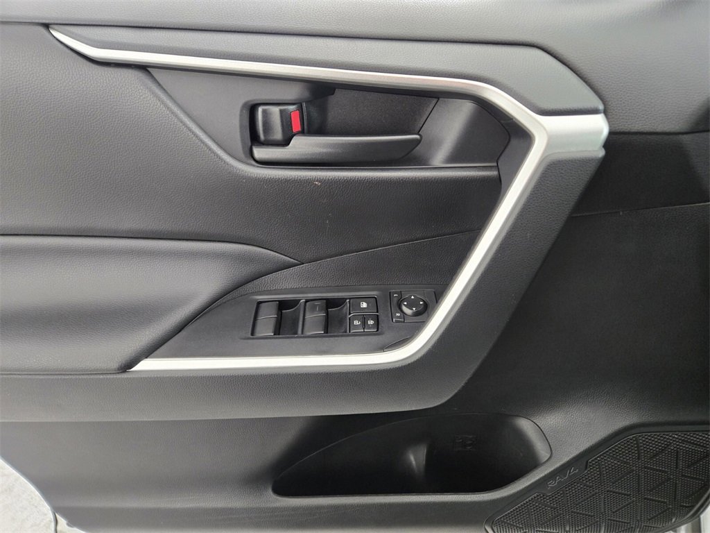 Used 2020 Toyota RAV4 LE image 23